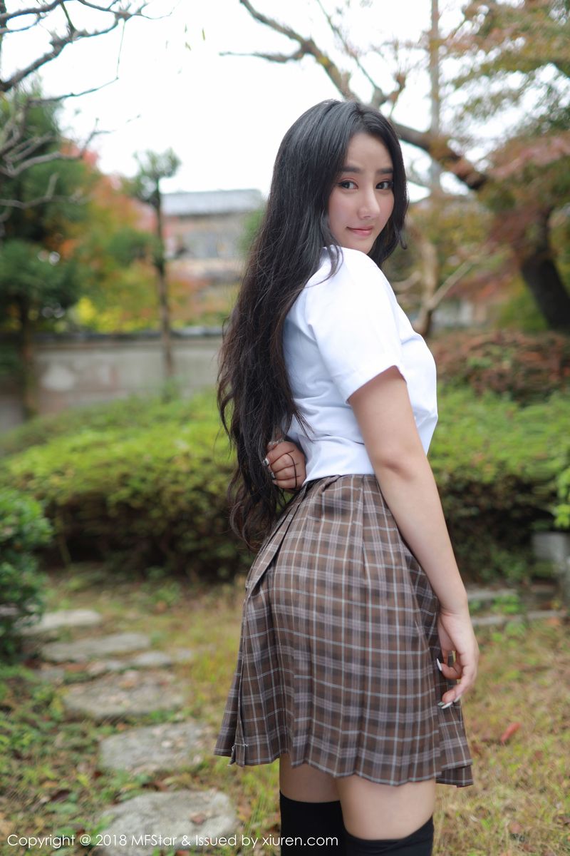 美女模特Manuela玛鲁娜学生妹制服系列日本旅拍