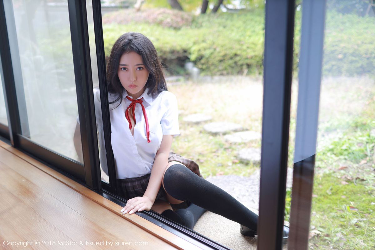 美女模特Manuela玛鲁娜学生妹制服系列日本旅拍