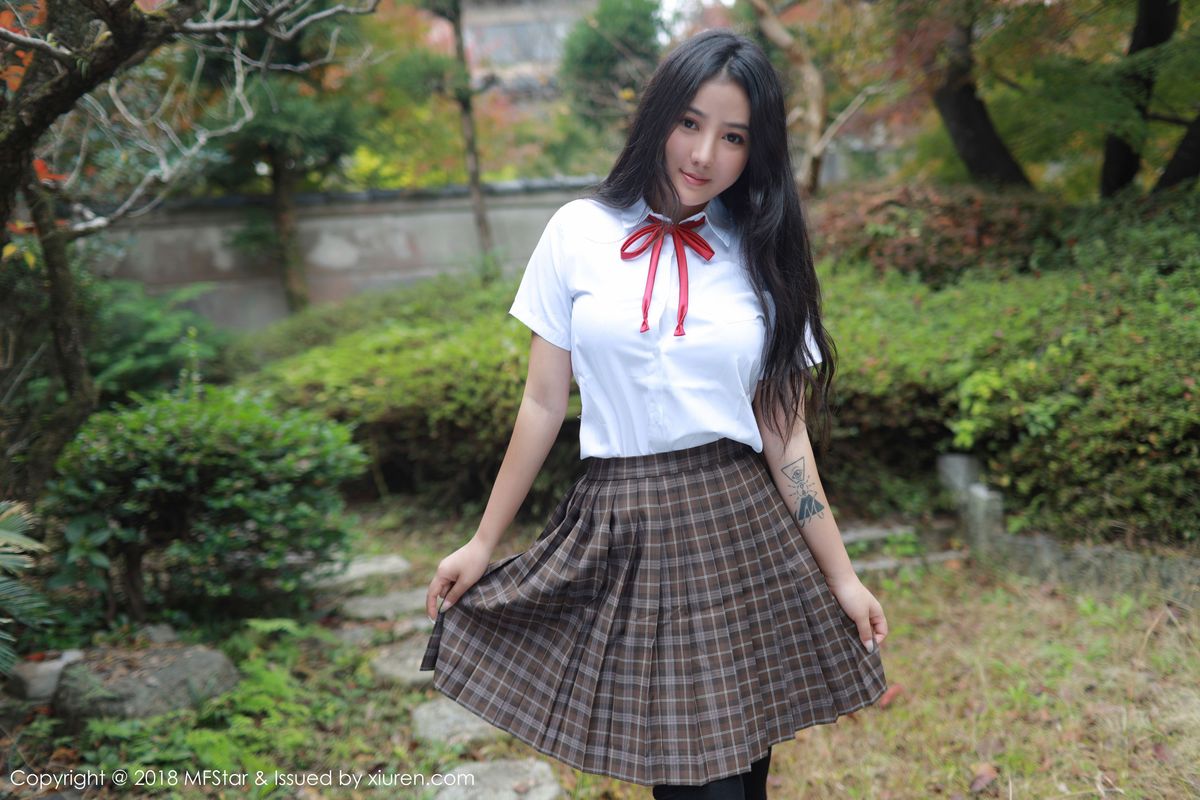 美女模特Manuela玛鲁娜学生妹制服系列日本旅拍