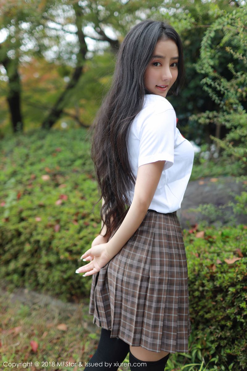 美女模特Manuela玛鲁娜学生妹制服系列日本旅拍