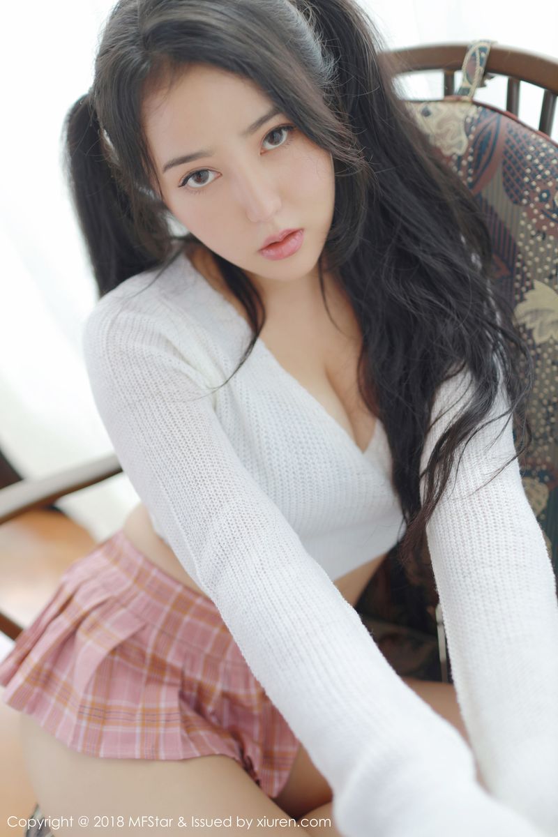 性感女神Manuela玛鲁娜眼睛OL+美臀诱惑日本旅拍