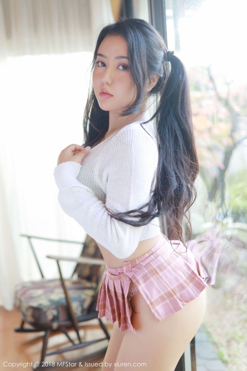 性感女神Manuela玛鲁娜眼睛OL+美臀诱惑日本旅拍