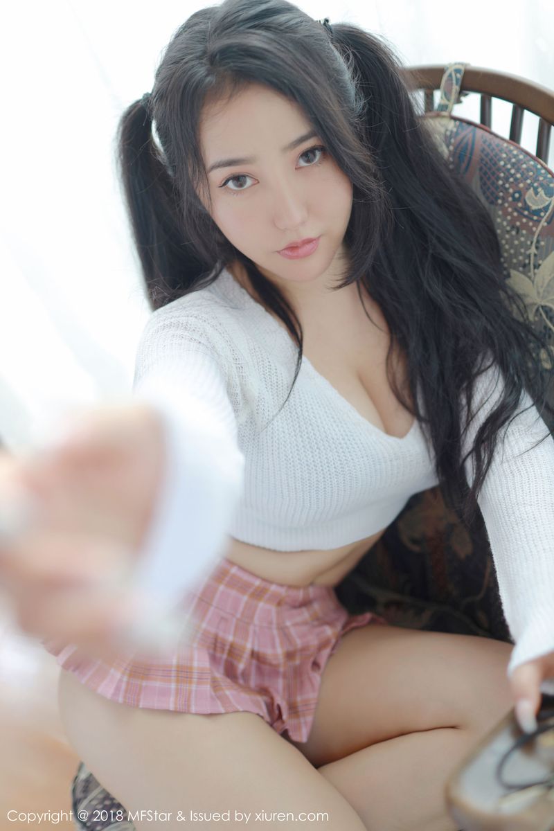 性感女神Manuela玛鲁娜眼睛OL+美臀诱惑日本旅拍