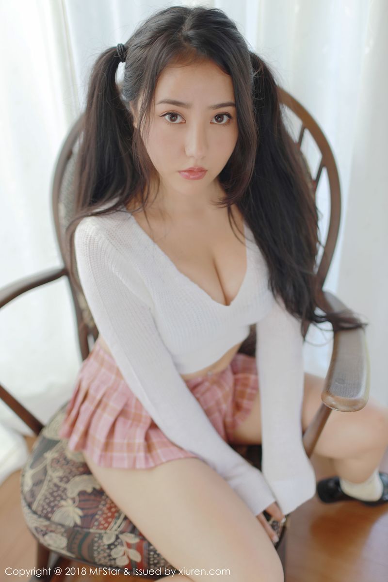 性感女神Manuela玛鲁娜眼睛OL+美臀诱惑日本旅拍