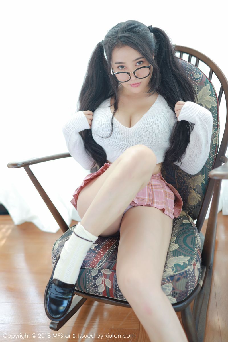 性感女神Manuela玛鲁娜眼睛OL+美臀诱惑日本旅拍