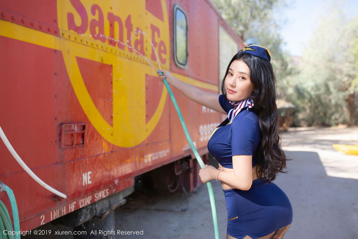性感女神Manuela玛鲁娜火车乘务员扮演诱人写真