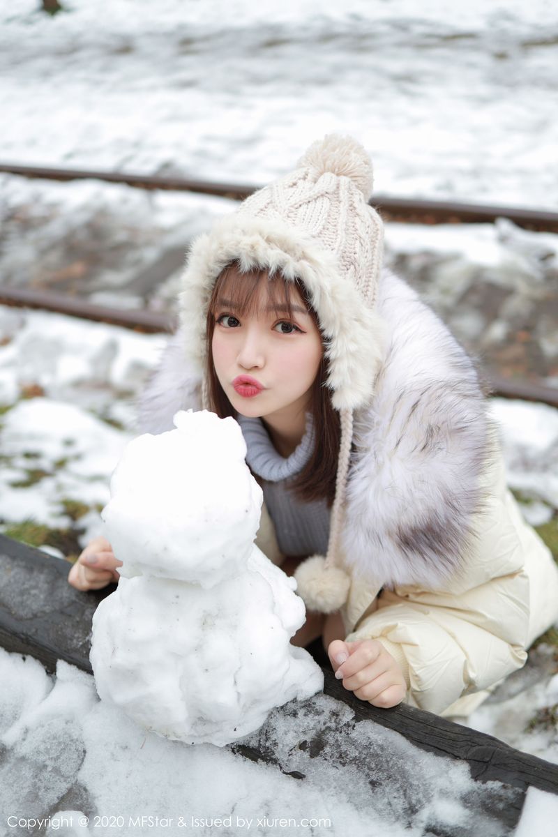 美女模特恩率babe性感开背毛衣系列北海道旅拍