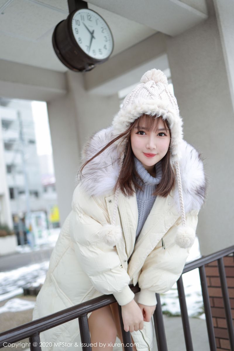 美女模特恩率babe性感开背毛衣系列北海道旅拍