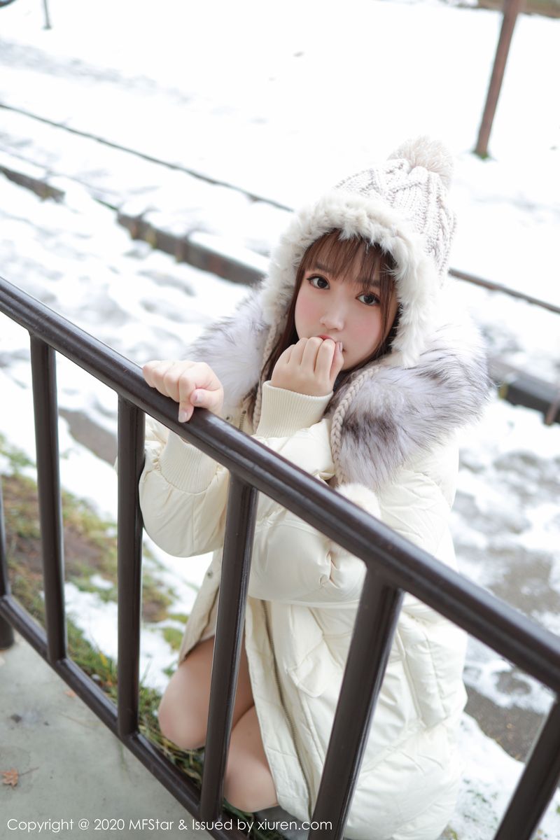 美女模特恩率babe性感开背毛衣系列北海道旅拍
