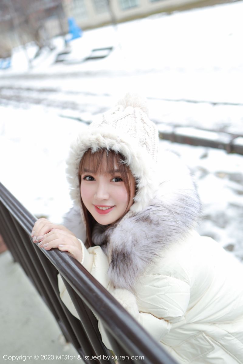 美女模特恩率babe性感开背毛衣系列北海道旅拍