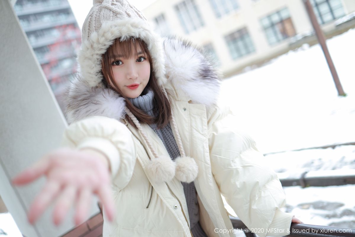 美女模特恩率babe性感开背毛衣系列北海道旅拍