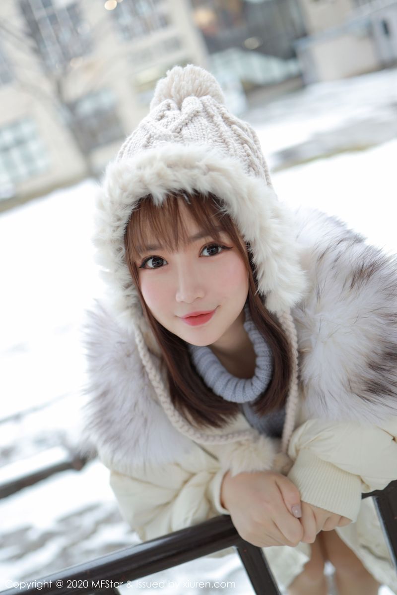 美女模特恩率babe性感开背毛衣系列北海道旅拍