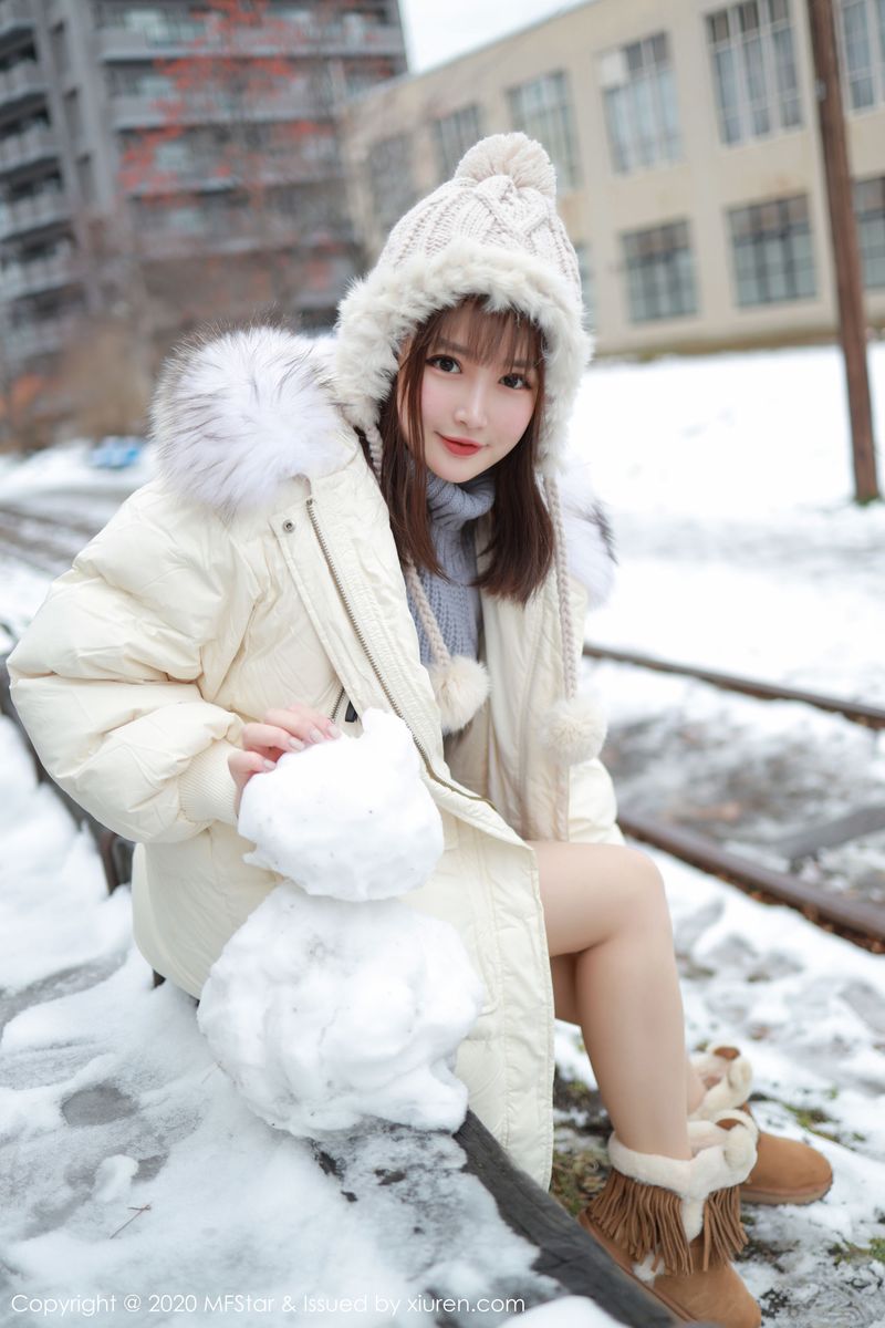 美女模特恩率babe性感开背毛衣系列北海道旅拍