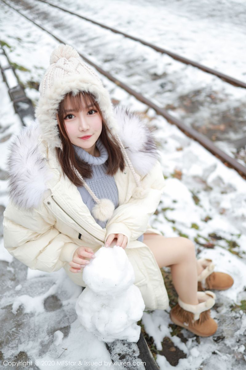 美女模特恩率babe性感开背毛衣系列北海道旅拍