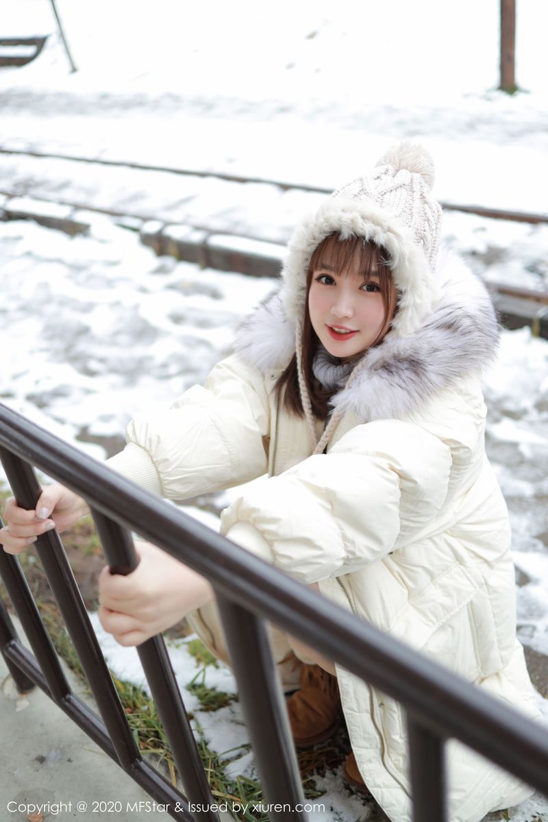 美女模特恩率babe性感开背毛衣系列北海道旅拍