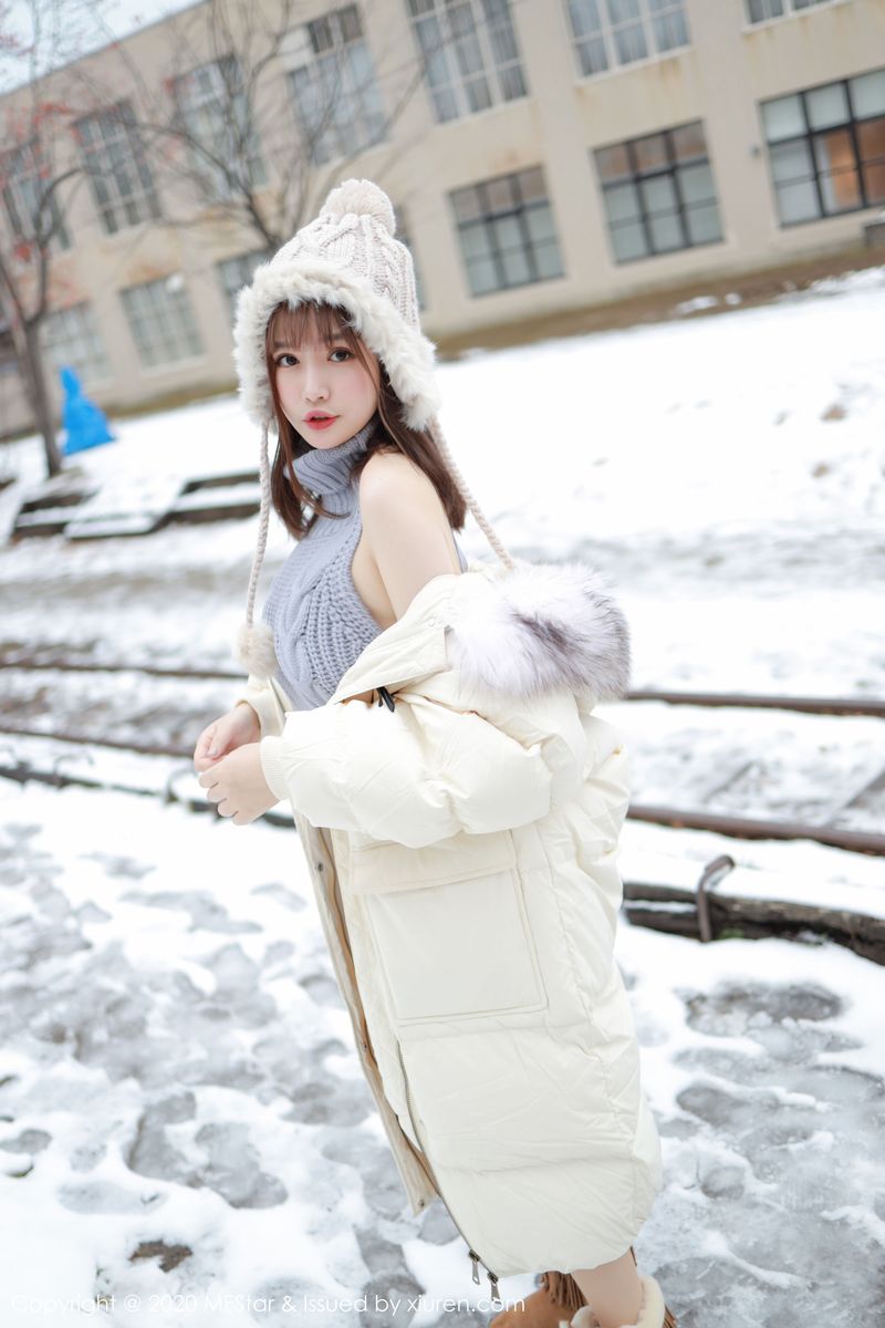 美女模特恩率babe性感开背毛衣系列北海道旅拍