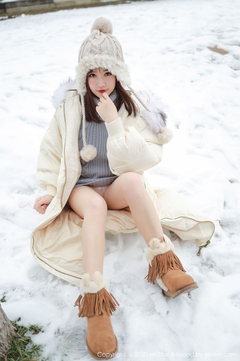 美女模特恩率babe性感开背毛衣系列北海道旅拍