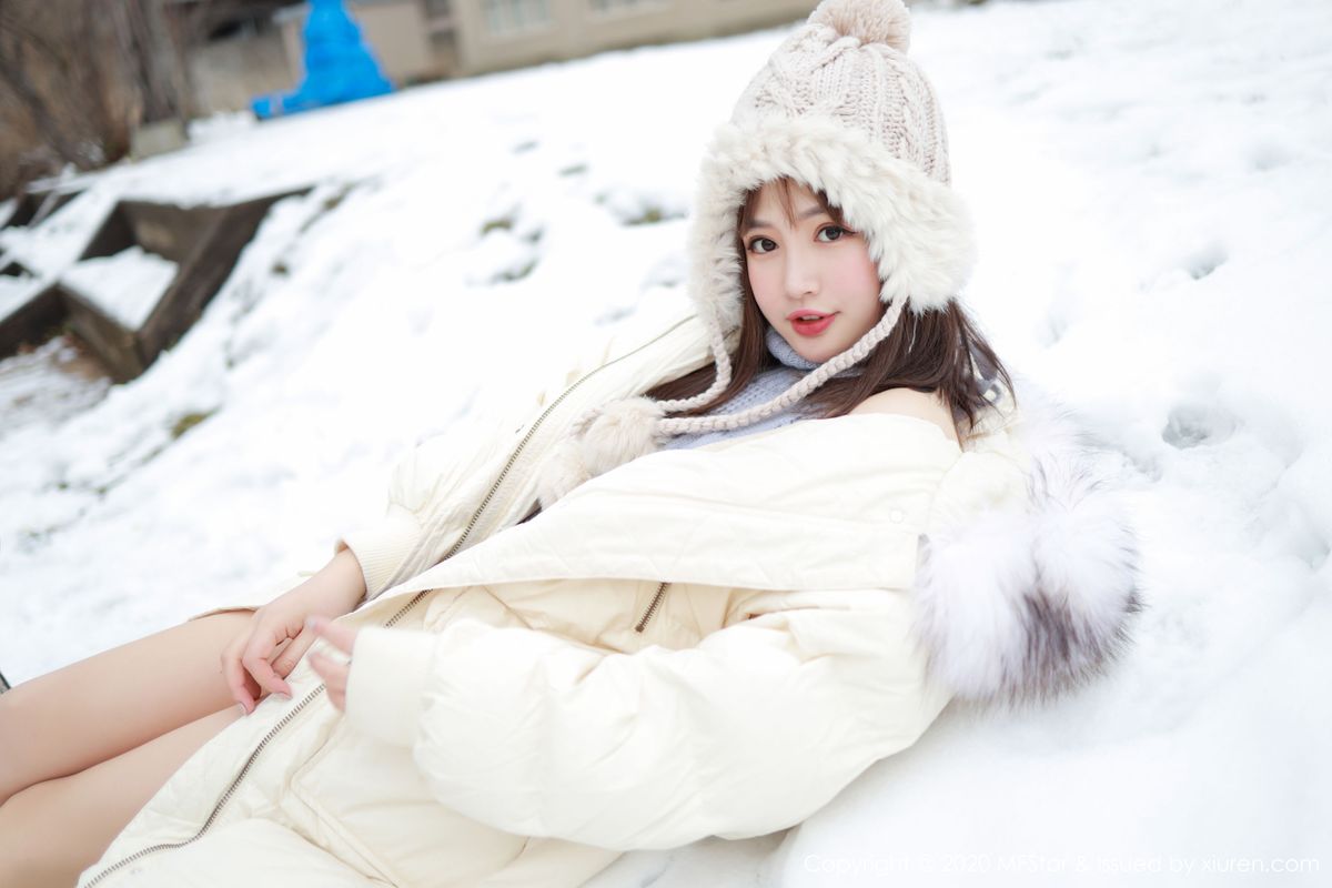 美女模特恩率babe性感开背毛衣系列北海道旅拍