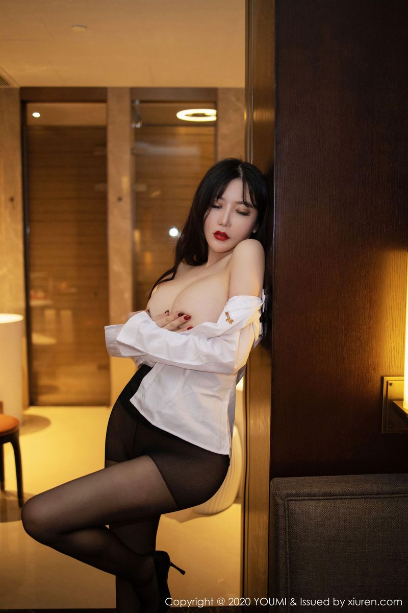 美女模特心妍小公主白衬衫超短裙&女警制服写真