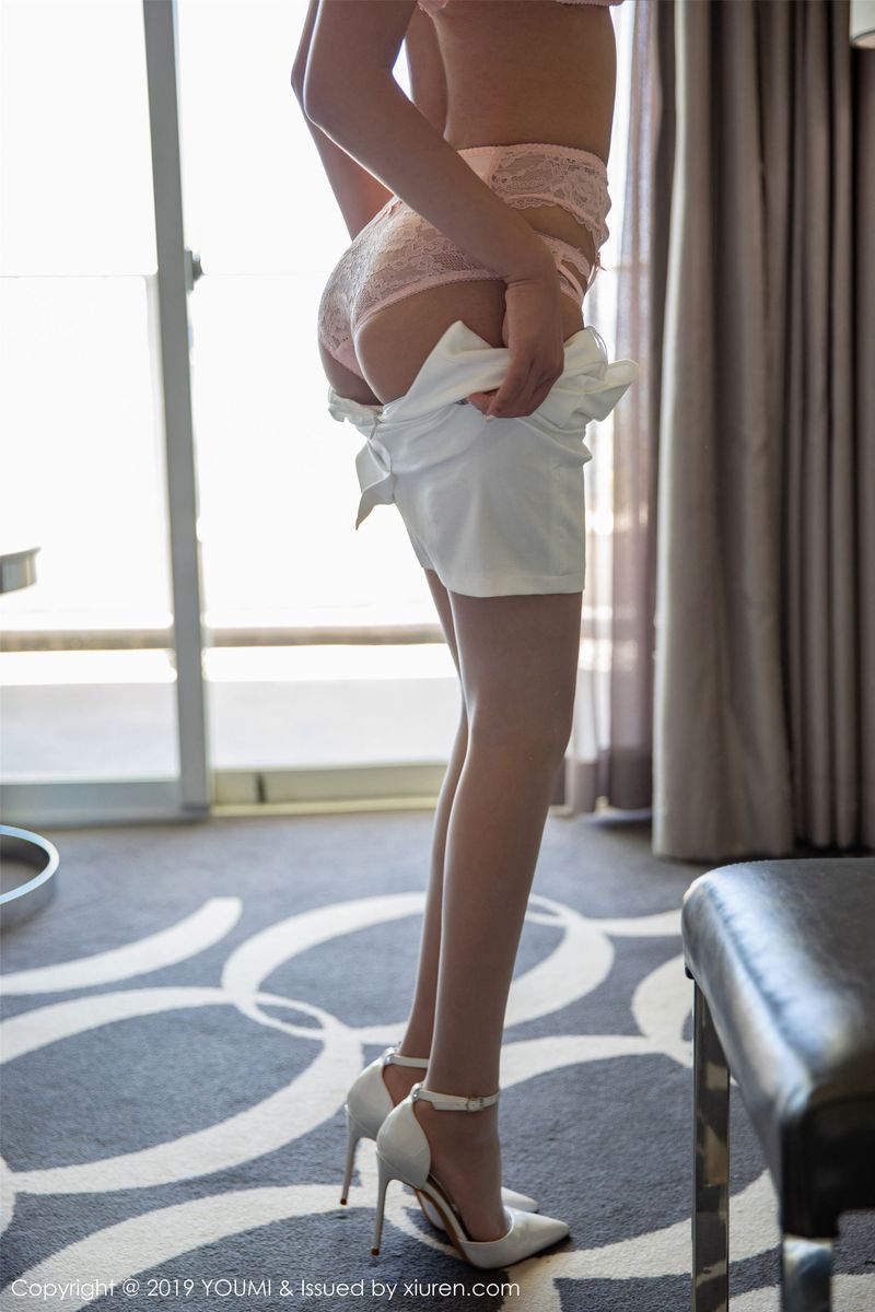 性感女神Emily顾奈奈西服与吊袜魅惑班旅拍