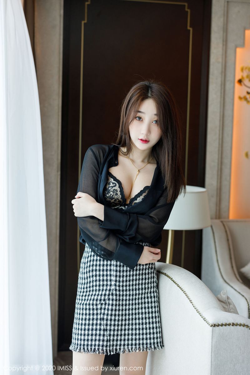 美女模特九月生都市风格子短裙+丝袜美腿写真