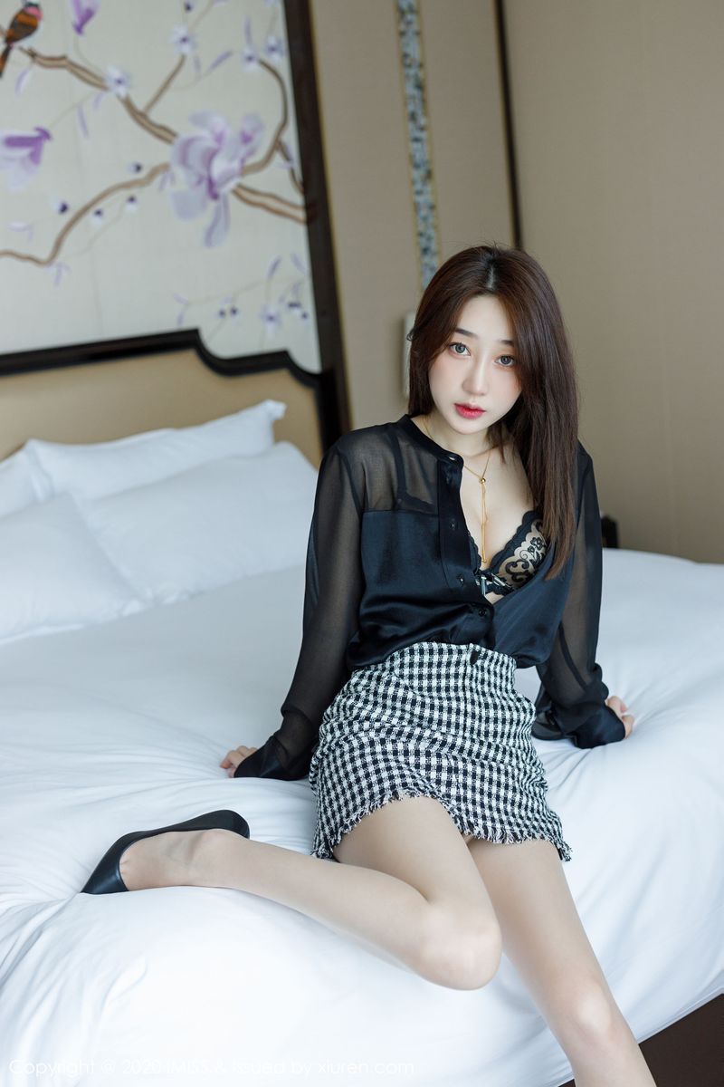 美女模特九月生都市风格子短裙+丝袜美腿写真