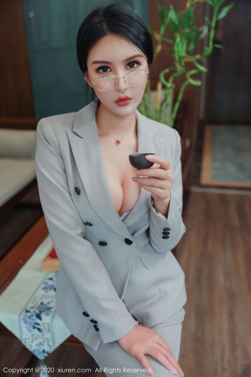 美女模特Emily顾奈奈丝袜制服职场OL典藏版写真