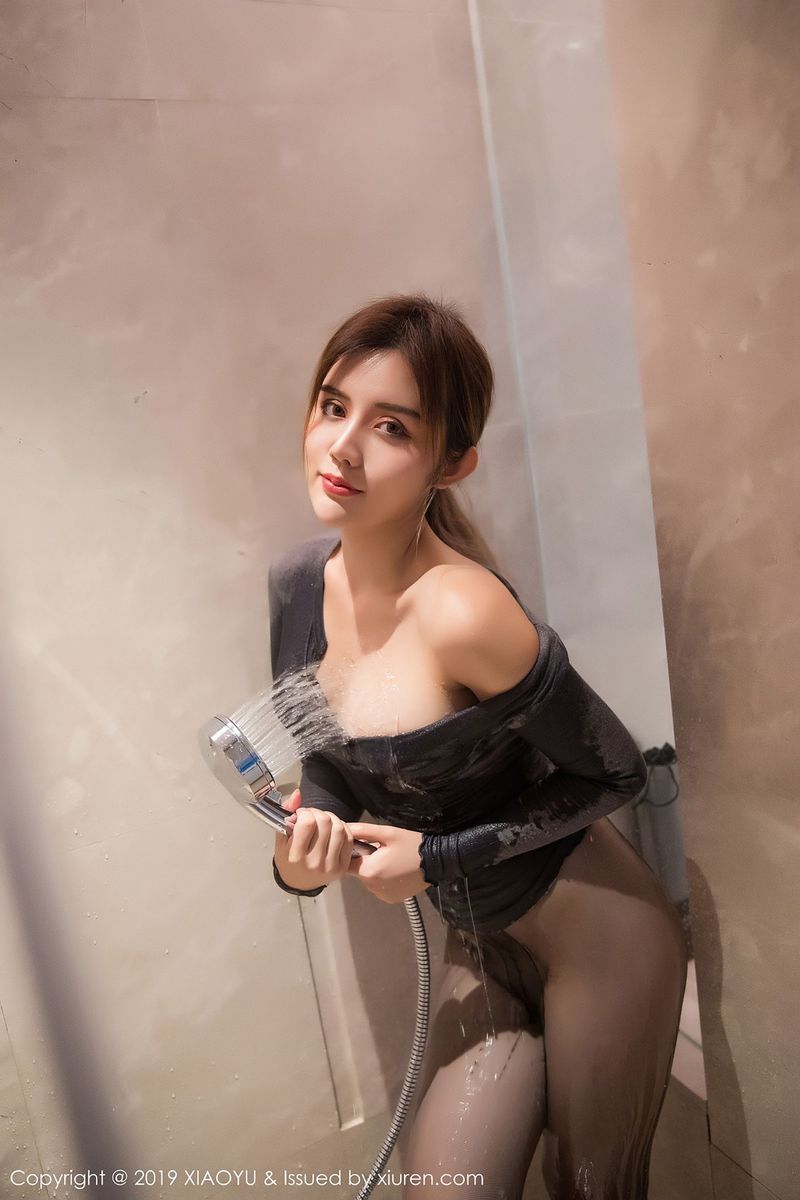 性感女神Cris_卓娅祺黑丝美腿浴室湿身私房写真