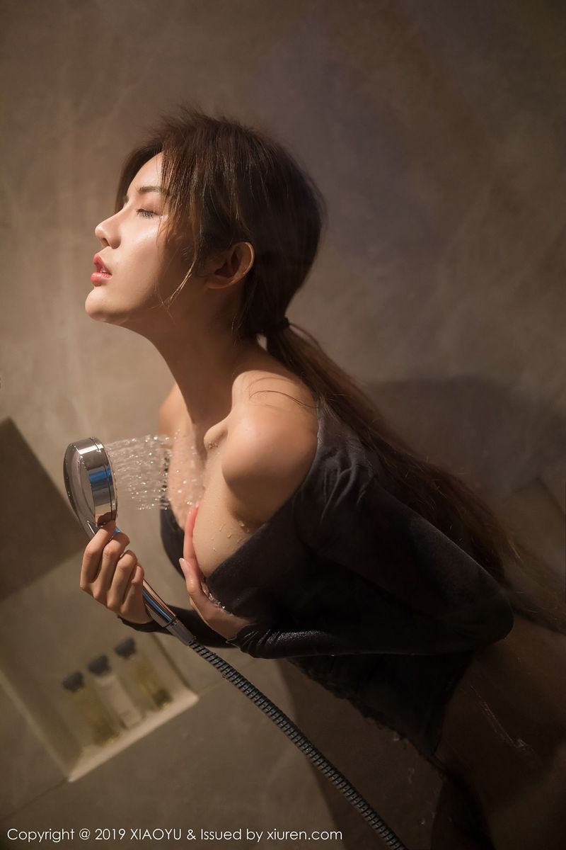 性感女神Cris_卓娅祺黑丝美腿浴室湿身私房写真