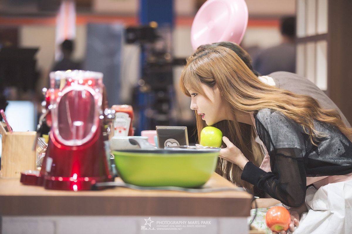 韩国可人儿徐珍儿bunny露脐红色小短裙ShowGirl活动美图