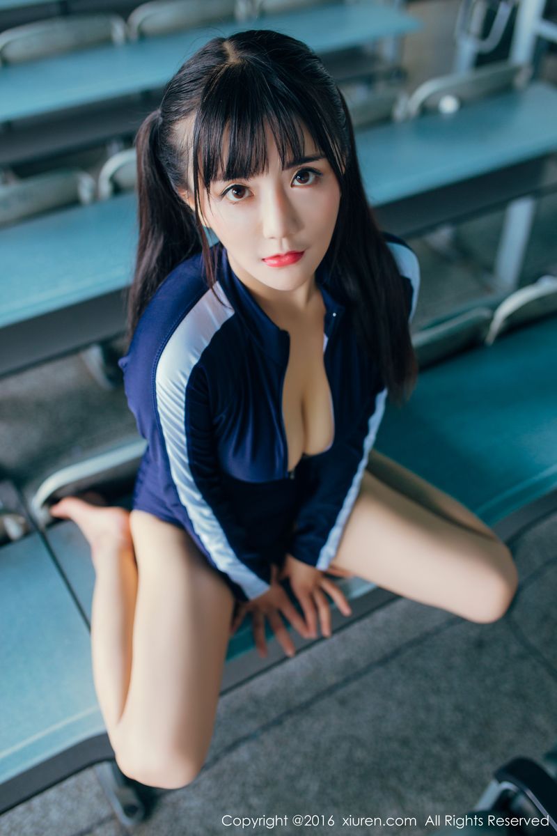 美女模特阿乖Kiddo教室拍摄学生装女仆主题写真