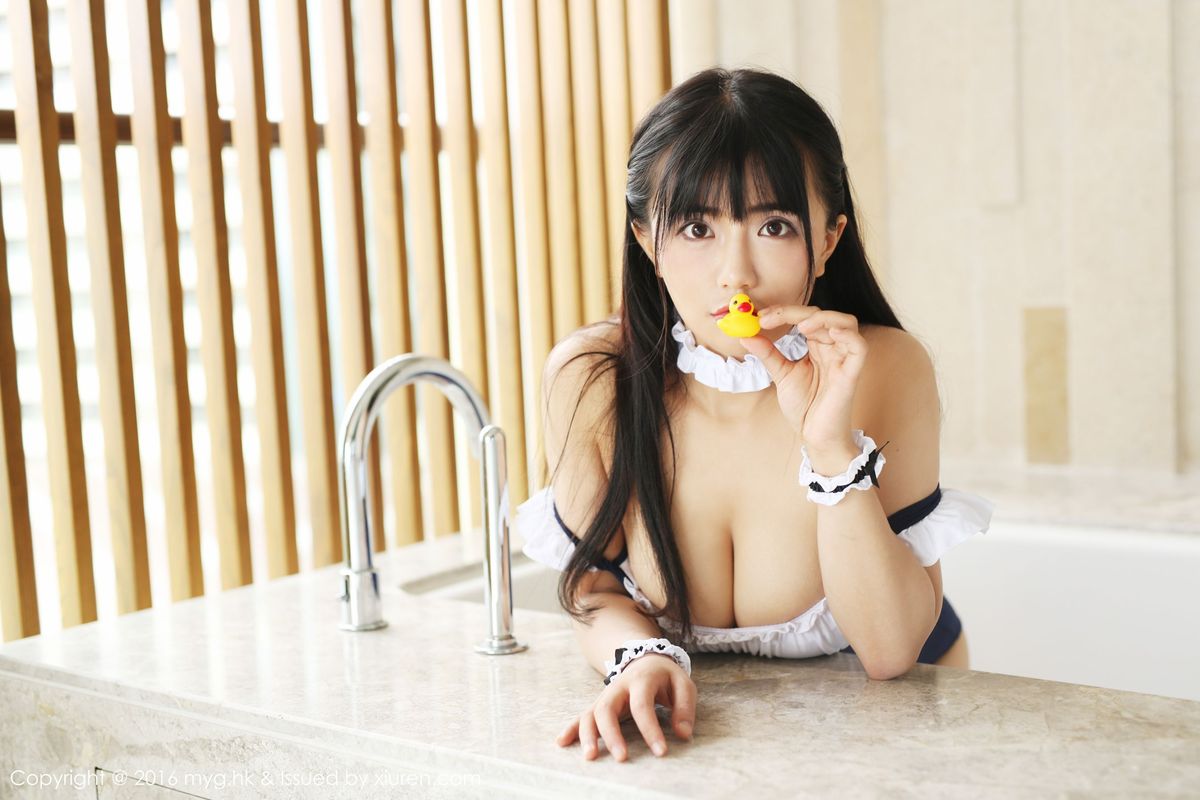 新人嫩模阿乖Kiddo比基尼童颜巨乳首次三亚旅拍