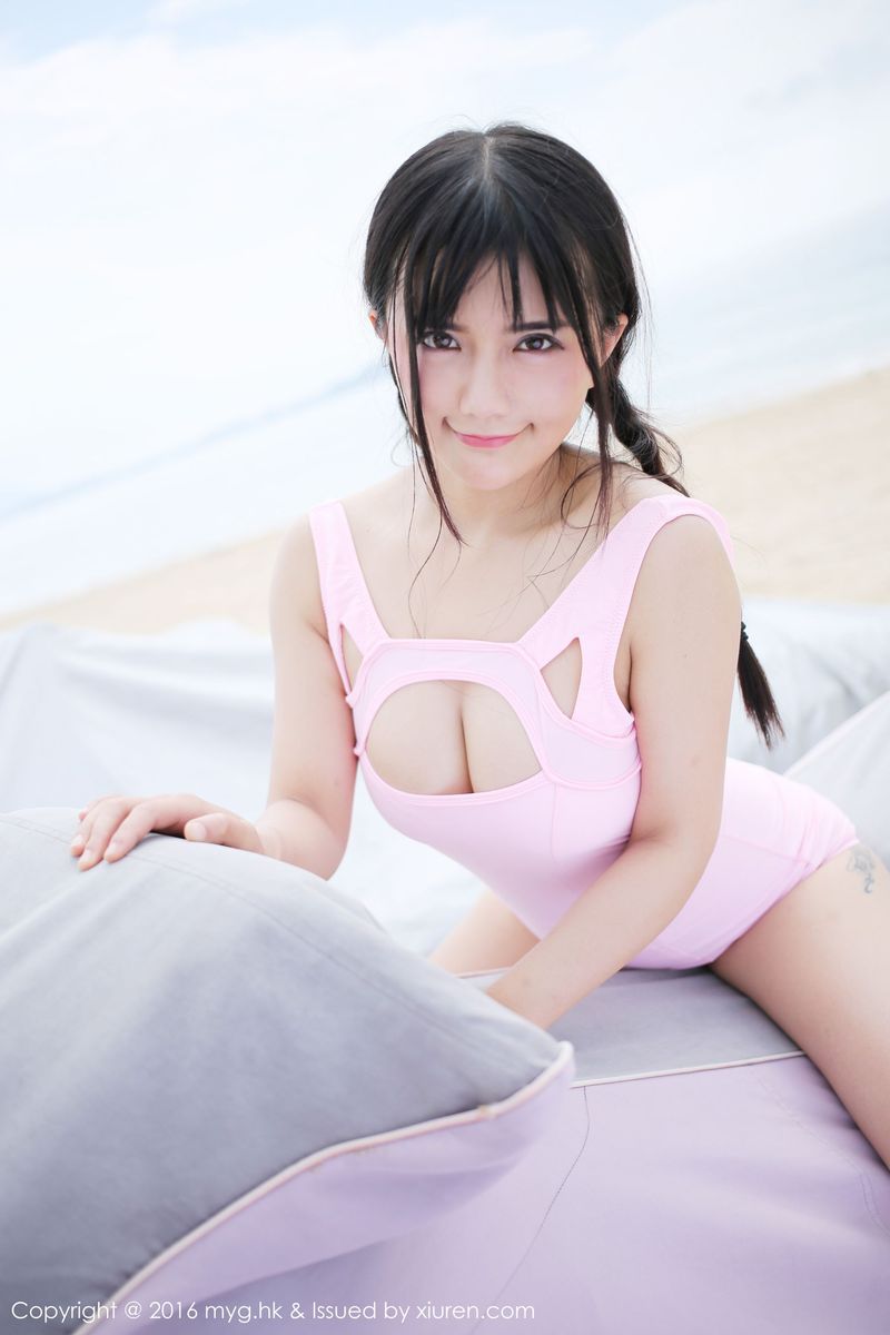 成都妹子崔乖艺童颜巨乳泳池比基尼性感写真