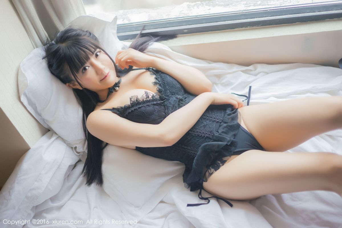美女模特阿乖Kiddo教室拍摄学生装女仆主题写真