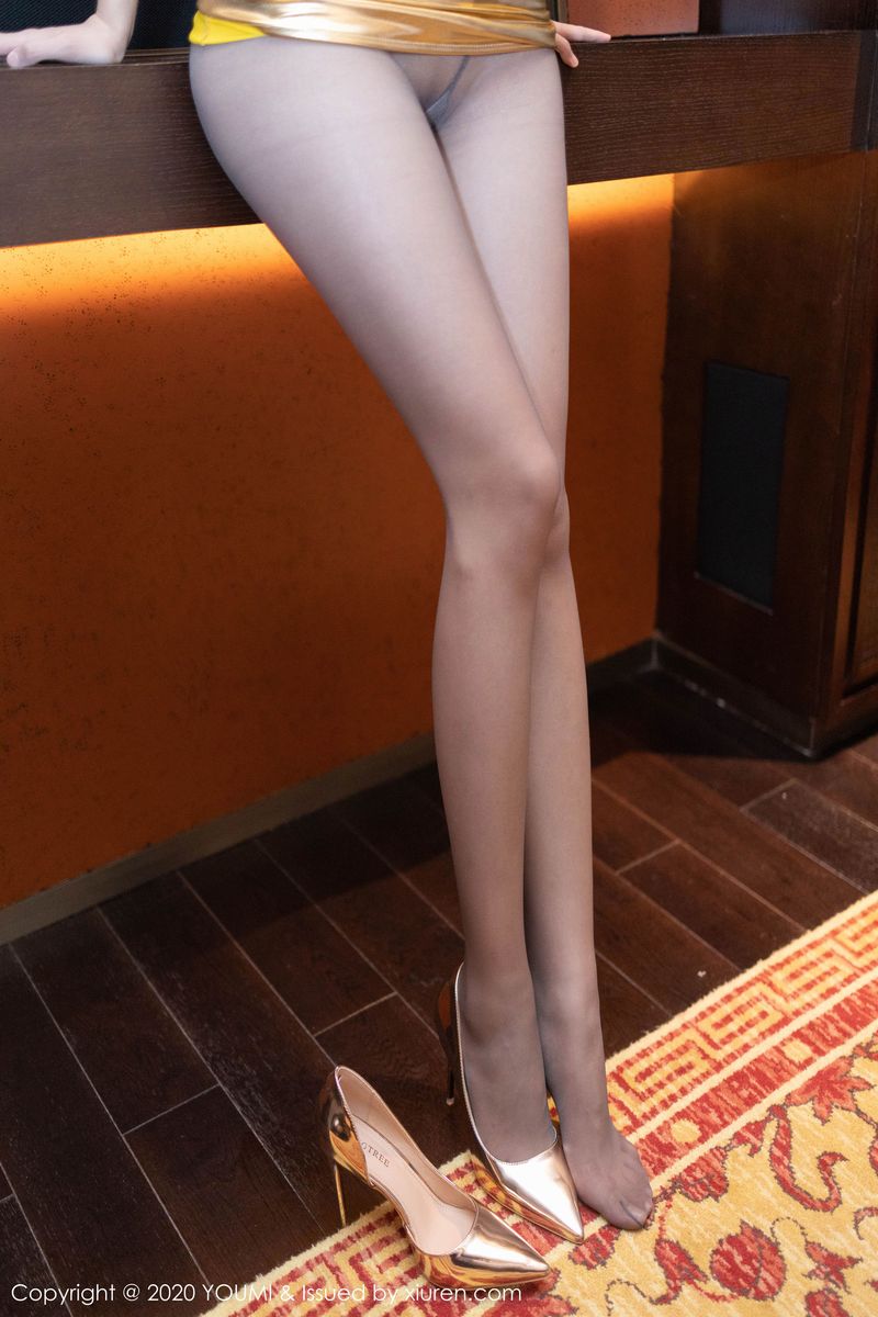 美女模特葛征Model性感吊裙与极致丝袜诱人写真