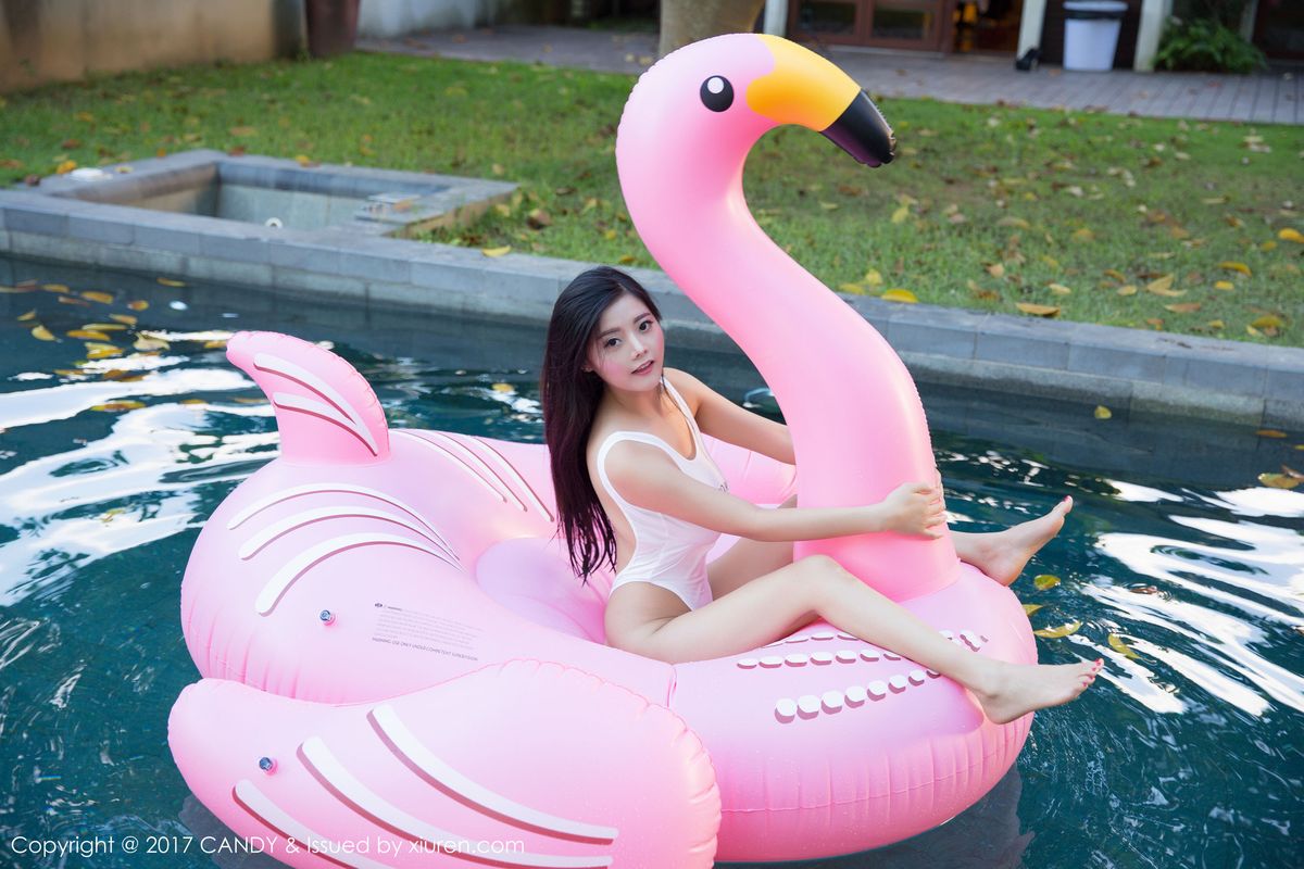 美女模特林美惠子Mieko泳池湿身玩水惹火写真