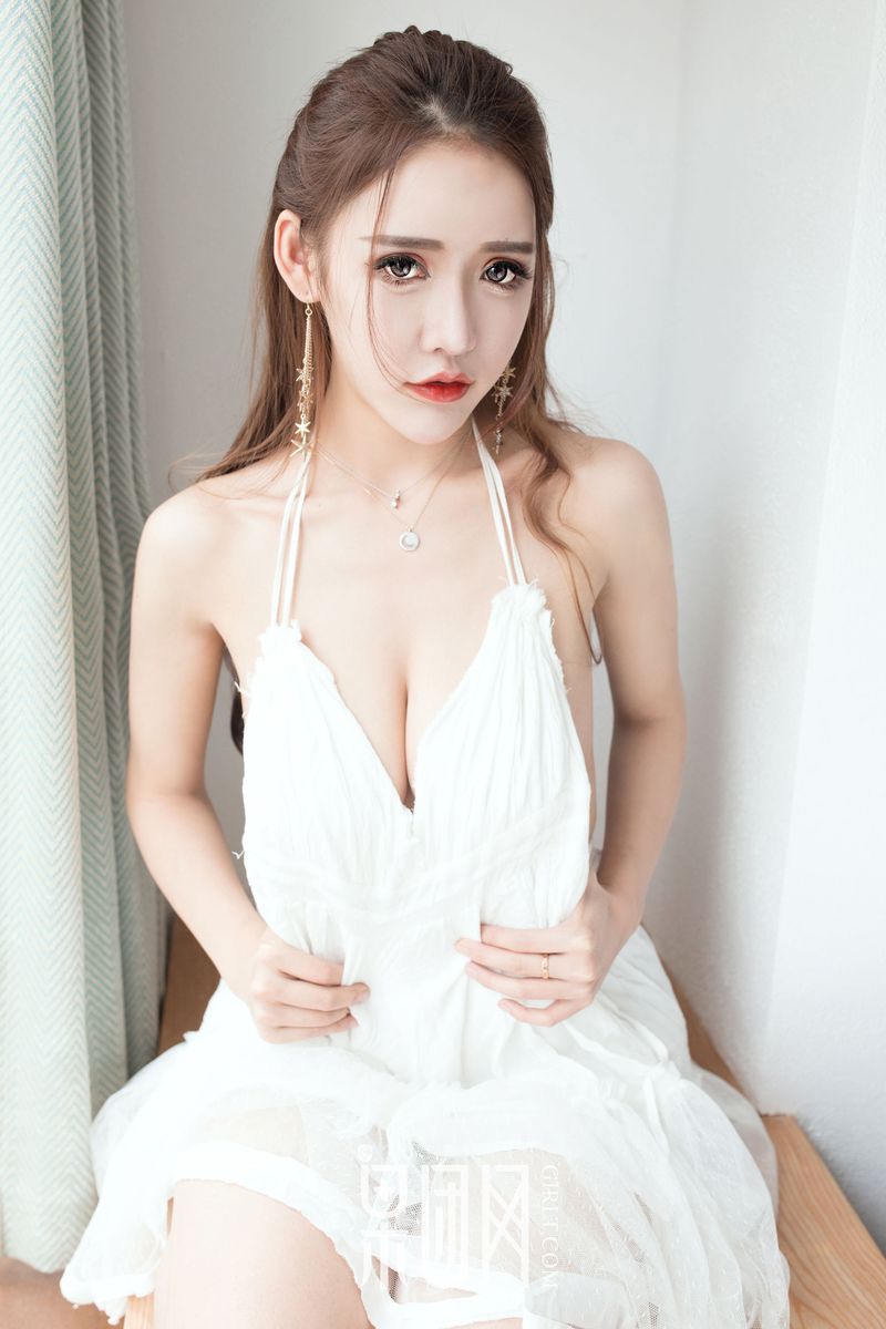 爆乳萝莉Lunana-lee清纯小白裙阳台大玩露出性感写真