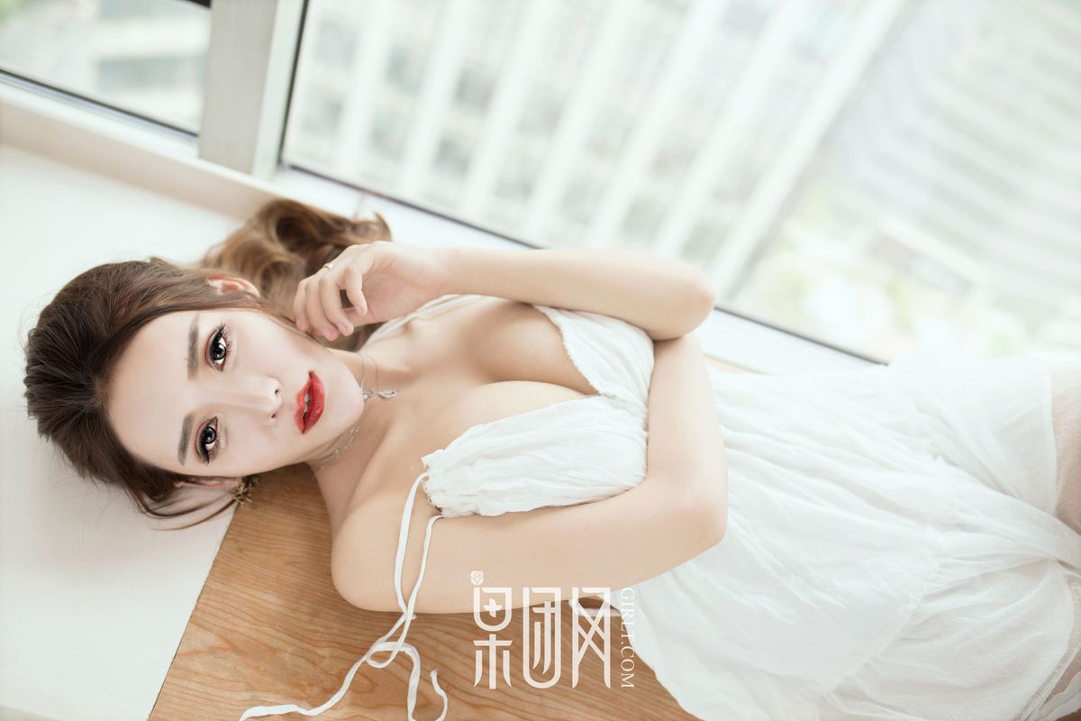 爆乳萝莉Lunana-lee清纯小白裙阳台大玩露出性感写真