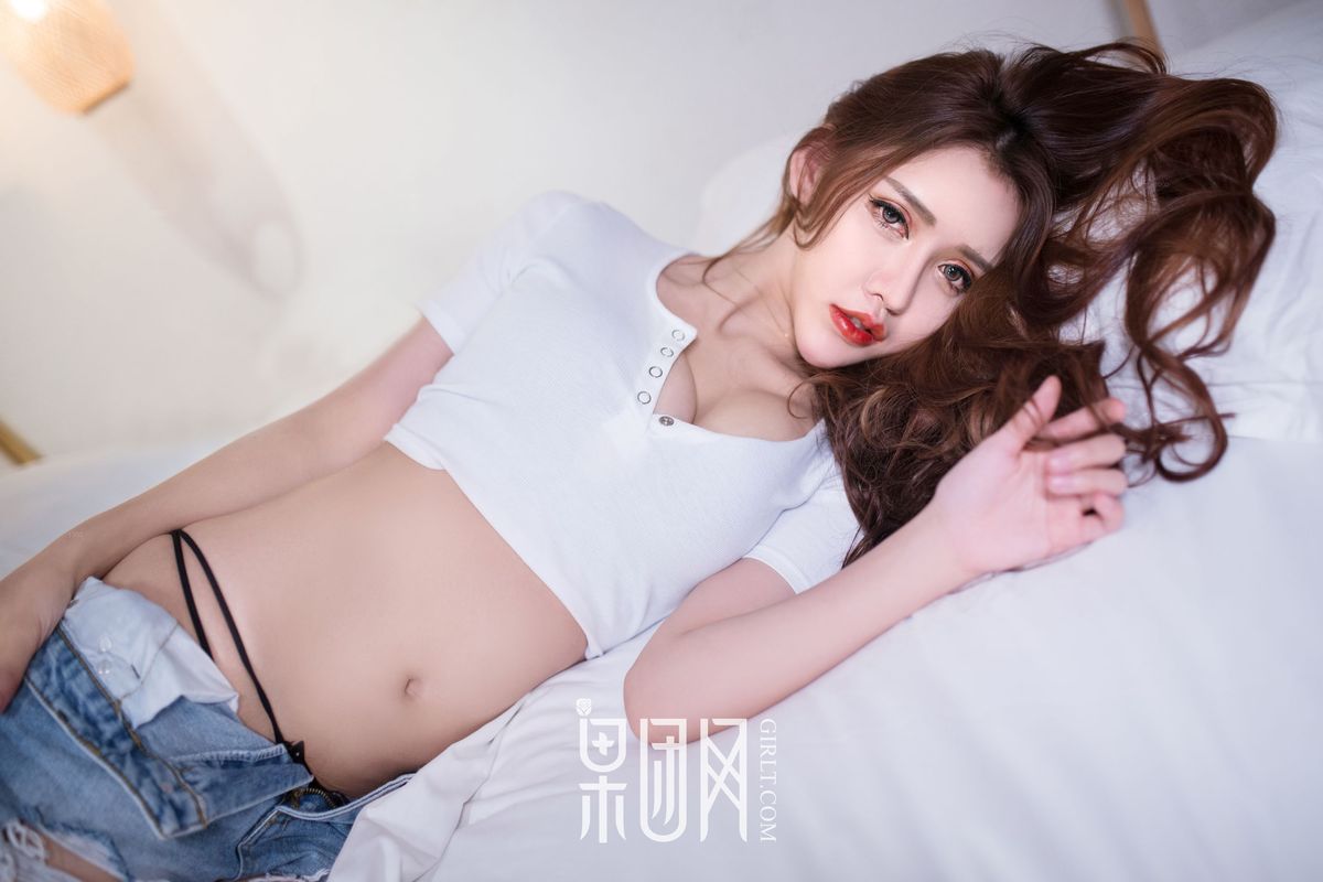 乳神娜娜Lunana_lee完美臀线大秀34D酥胸暧昧写真