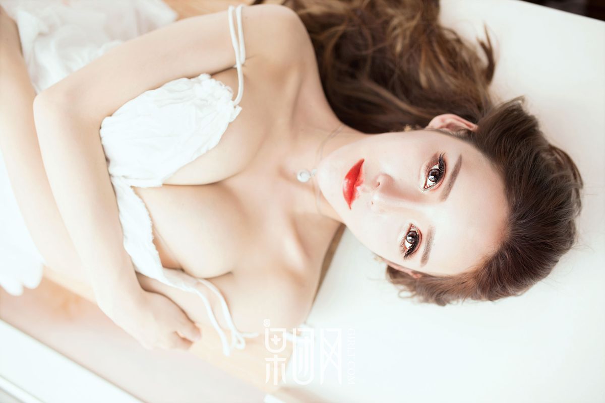 爆乳萝莉Lunana-lee清纯小白裙阳台大玩露出性感写真