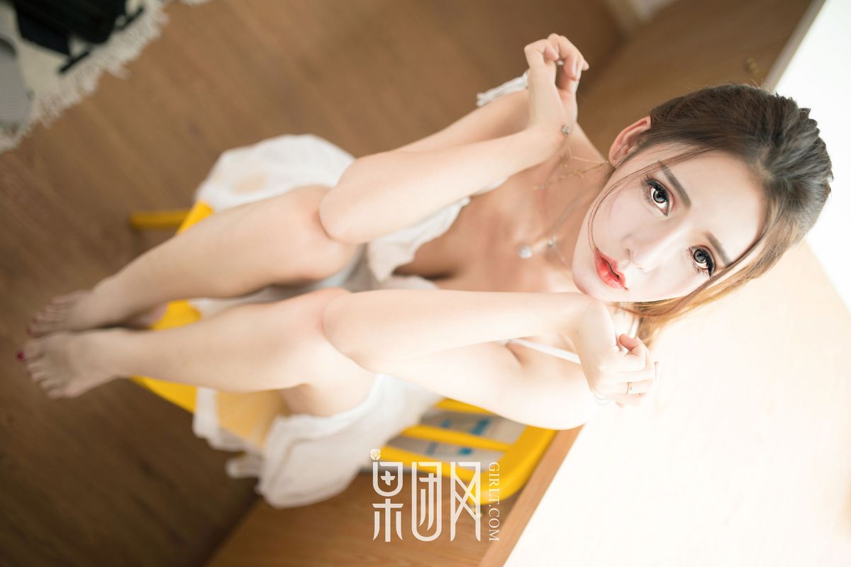 爆乳萝莉Lunana-lee清纯小白裙阳台大玩露出性感写真