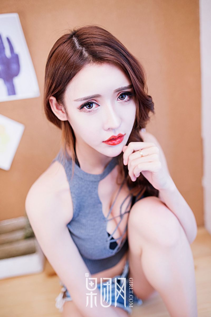 乳神娜娜Lunana_lee完美臀线大秀34D酥胸暧昧写真