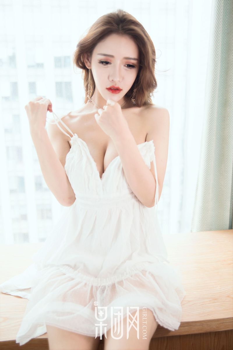 爆乳萝莉Lunana-lee清纯小白裙阳台大玩露出性感写真
