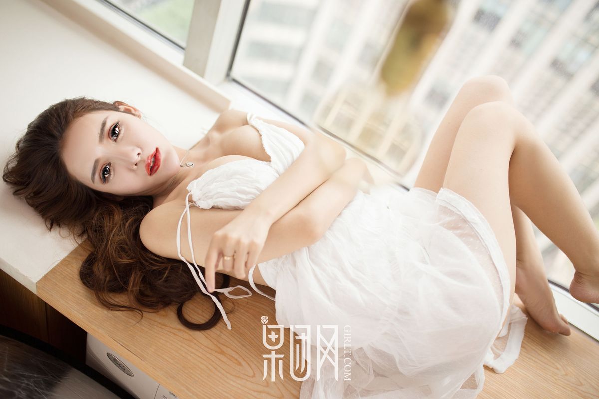 爆乳萝莉Lunana-lee清纯小白裙阳台大玩露出性感写真