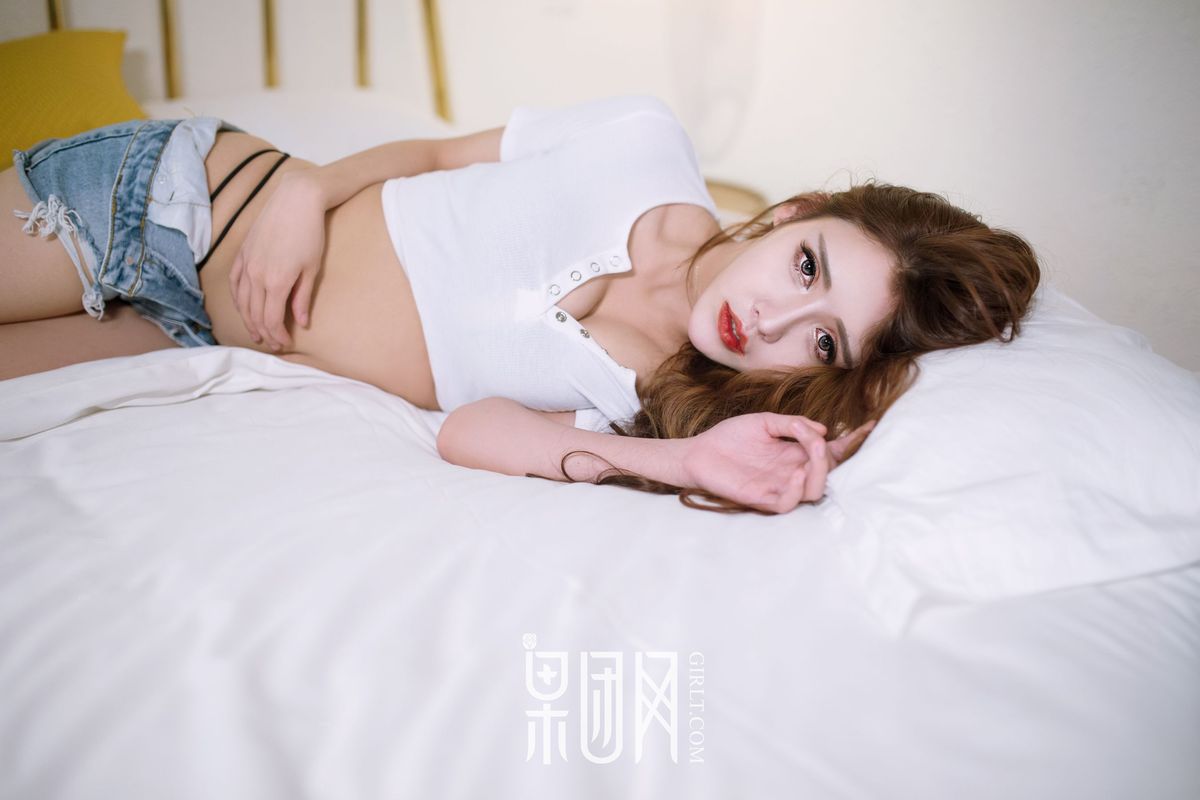 乳神娜娜Lunana_lee完美臀线大秀34D酥胸暧昧写真