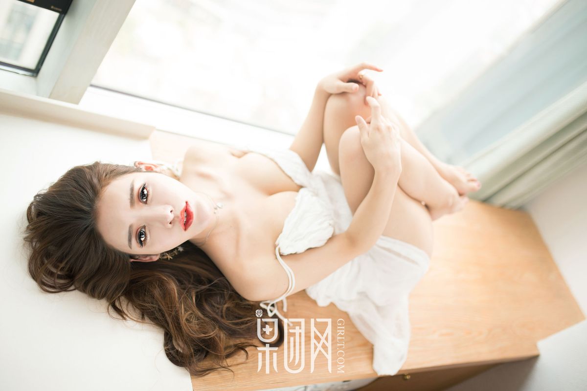 爆乳萝莉Lunana-lee清纯小白裙阳台大玩露出性感写真