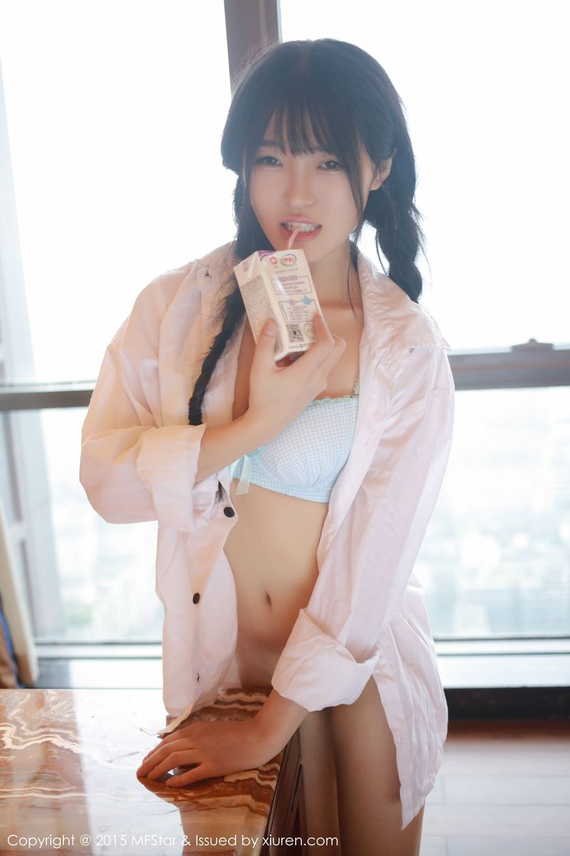 成都新妹子伊小七MoMo私房粉嫩内衣三亚旅拍