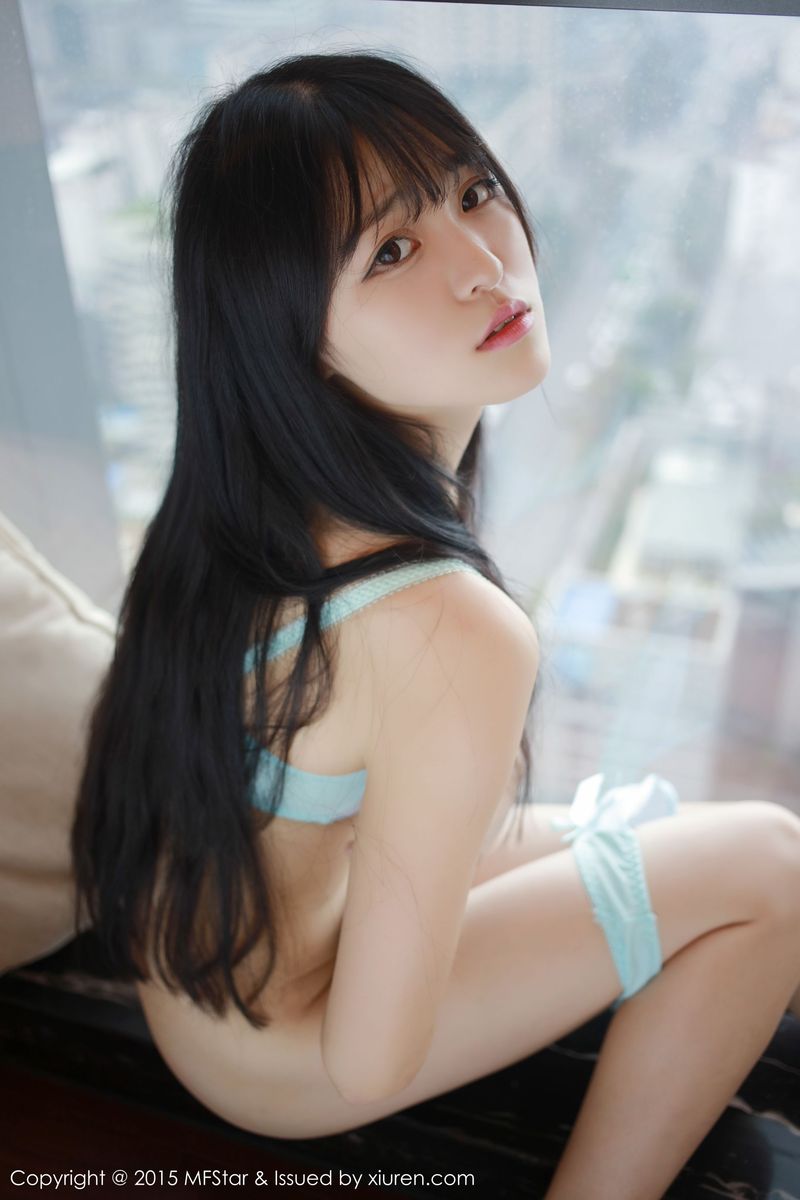 成都新妹子伊小七MoMo私房粉嫩内衣三亚旅拍