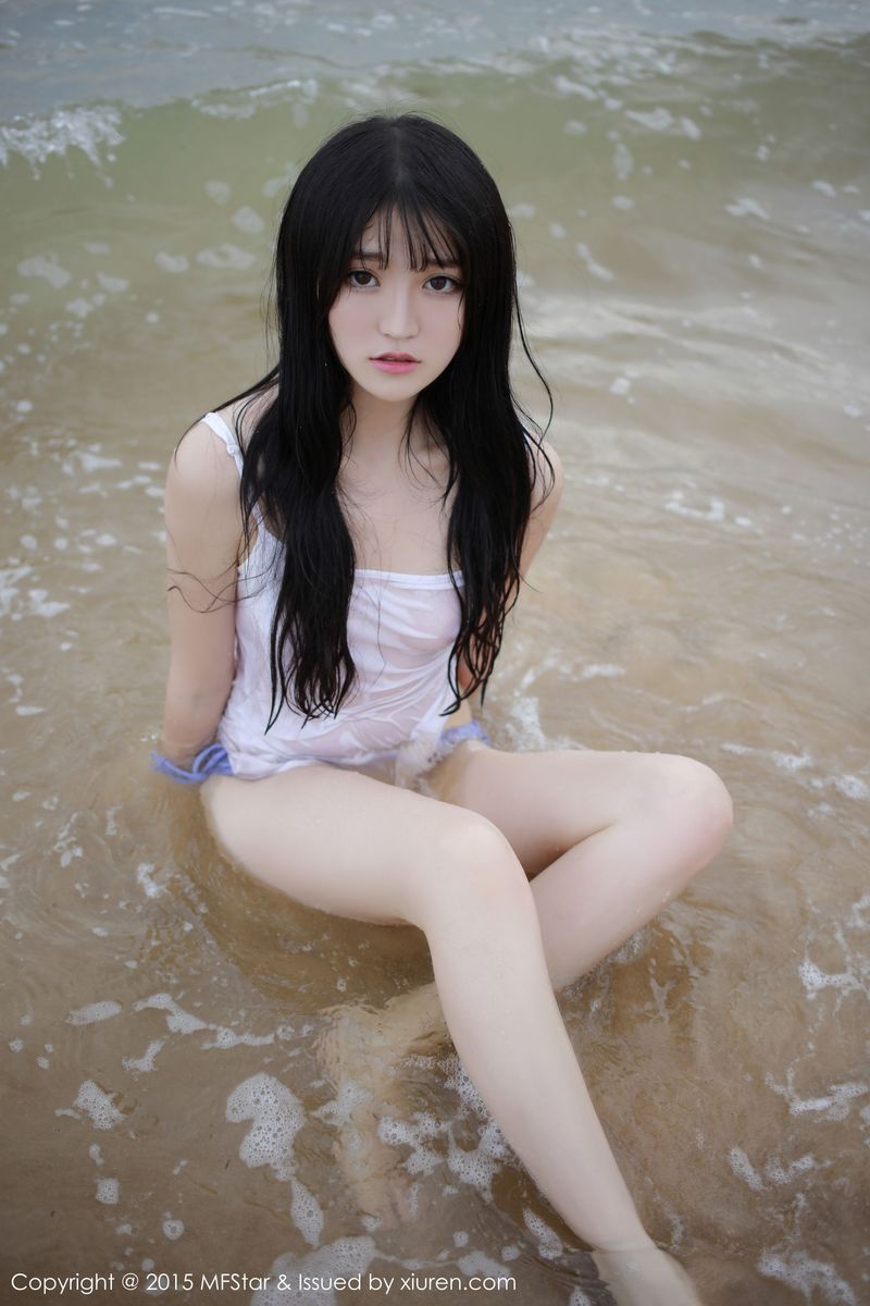 新人嫩模伊小七MoMo湿身诱惑首套性感旅拍