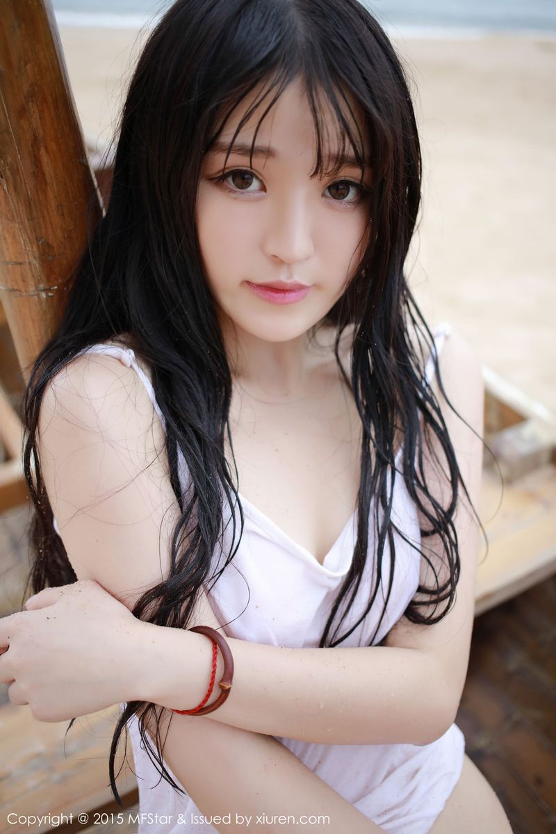新人嫩模伊小七MoMo湿身诱惑首套性感旅拍